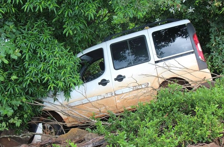 Imagem referente a Veículo cai em barranco de 15 metros próximo à ponte do Rio Guaçu