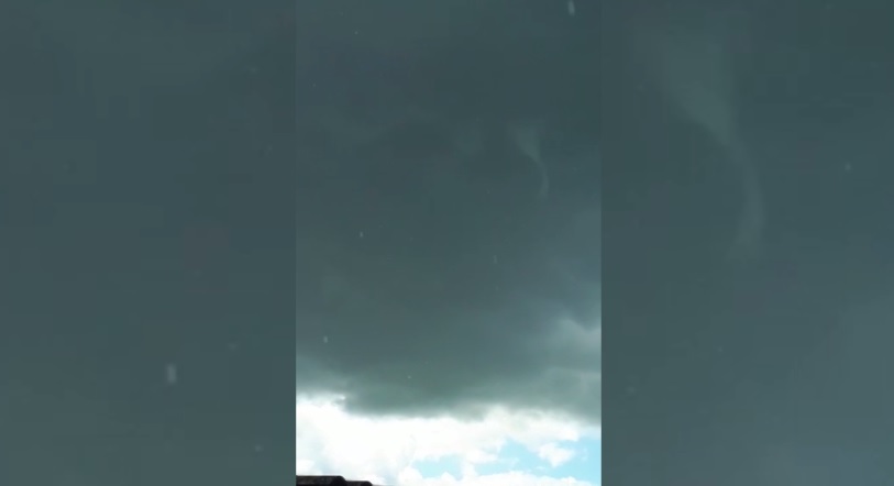 Imagem referente a Moradores registram nuvem em formato de funil em Cascavel