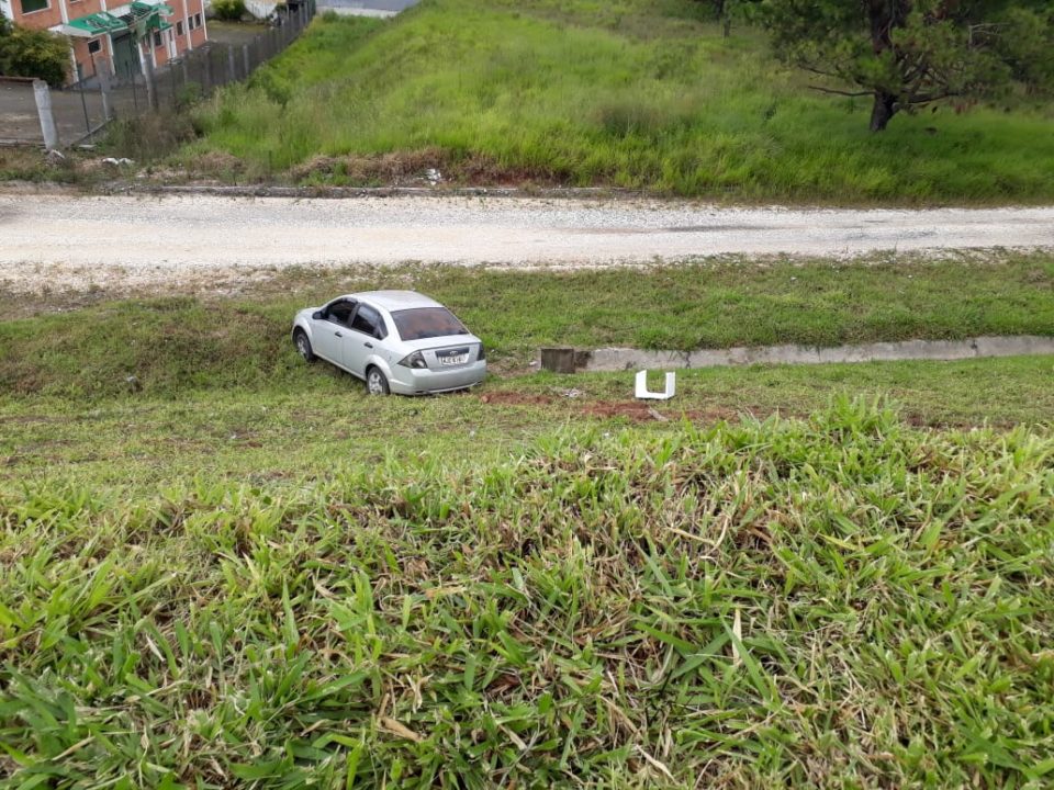 Imagem referente a Motorista tira ‘leve cochilo’ e quatro ficam feridos após carro cair em barranco na BR-116