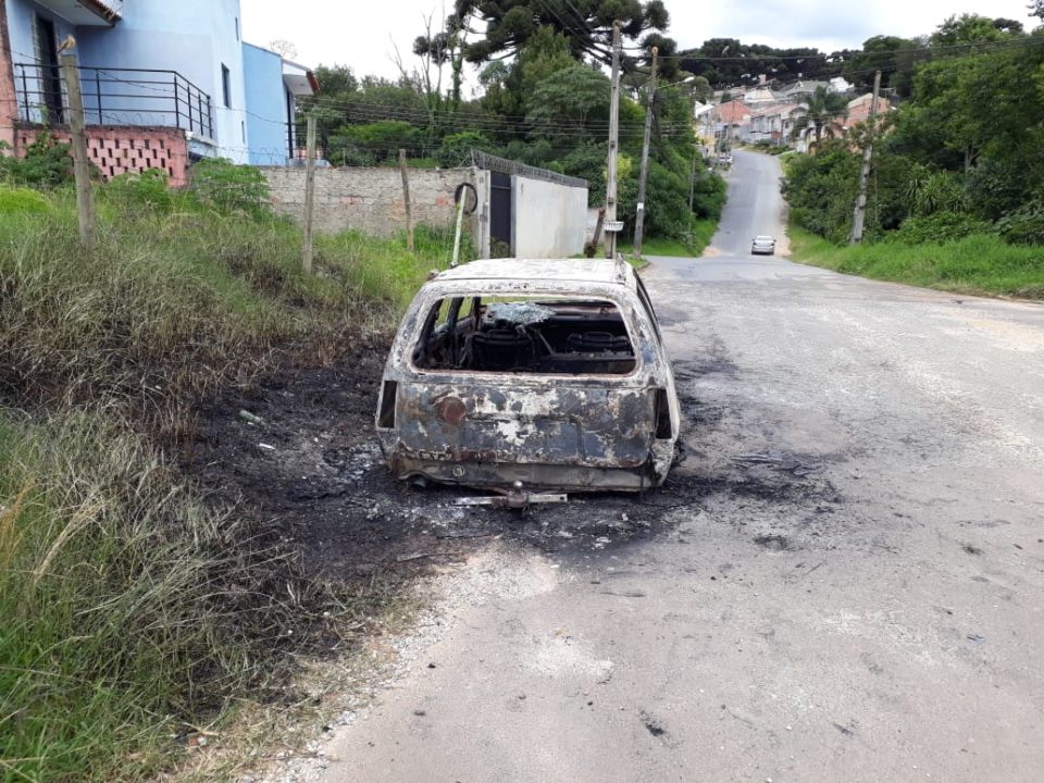 Imagem referente a Veículo Ipanema estacionado pega fogo e homem acusa ex por incêndio criminoso em Almirante Tamandaré