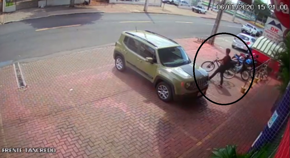 Imagem referente a Vídeo mostra bicicleta sendo furtada no Bairro Pioneiros Catarinenses