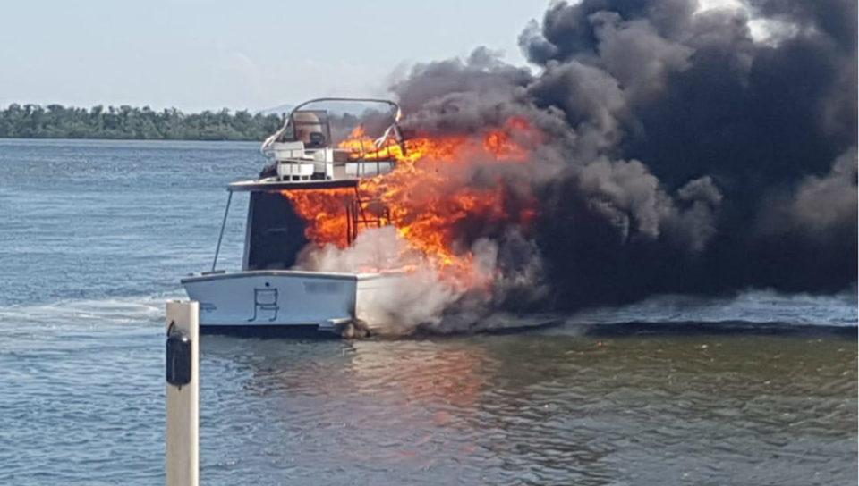 Imagem referente a Barco pega fogo e assusta turistas no Litoral do Paraná; caso será investigado