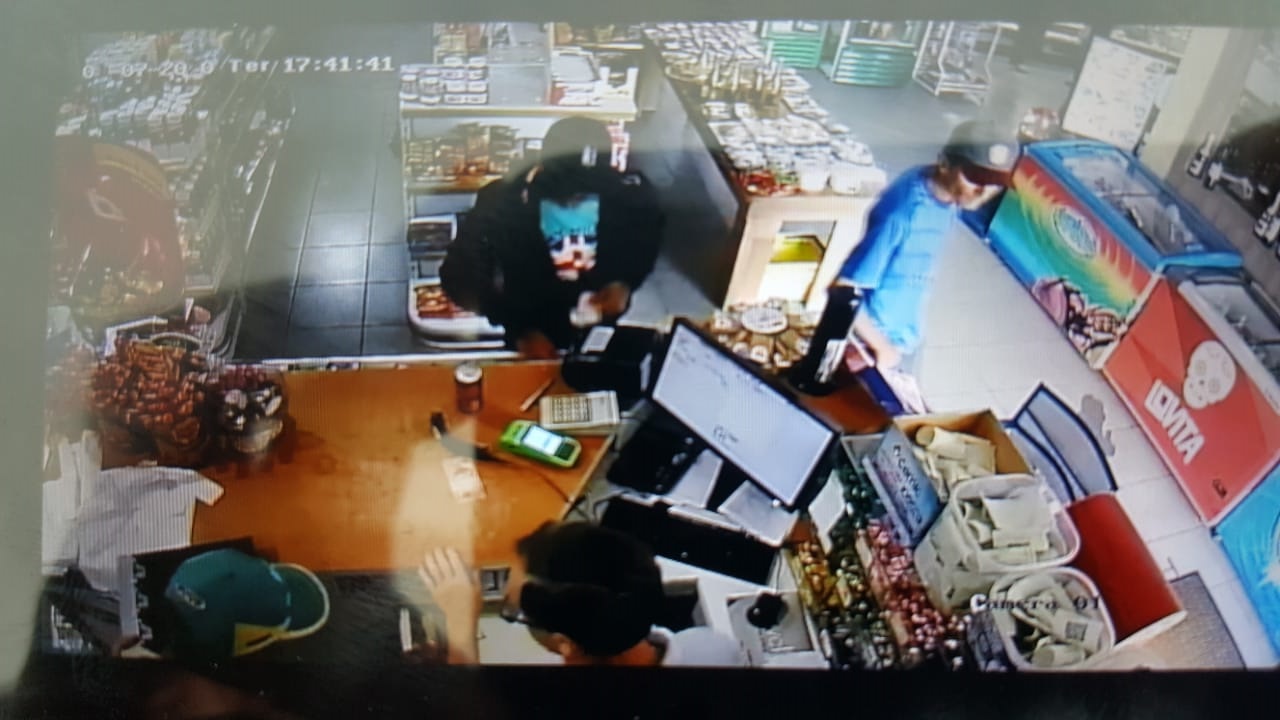 Imagem referente a Vídeo: Ladrões se passaram por clientes durante assalto em panificadora no Country