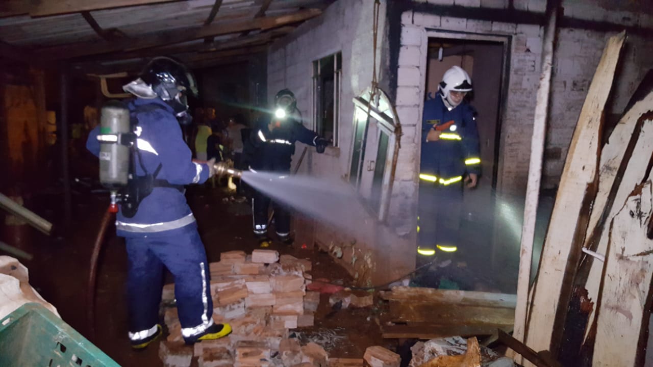 Imagem referente a Bombeiros combatem incêndio em residência de Santa Tereza do Oeste