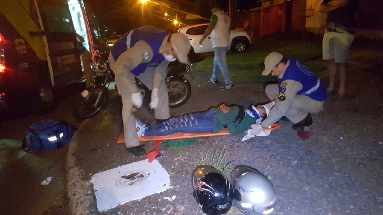 Imagem referente a Três pessoas se ferem em colisão entre motos na Avenida Corbélia