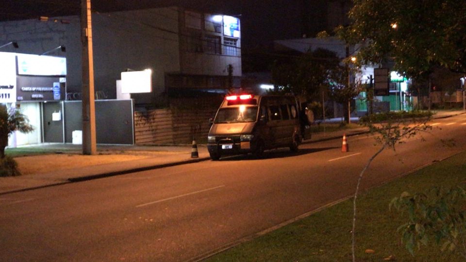 Imagem referente a Bolsa deixada em frente a agência da Caixa mobiliza Esquadrão Antibombas em Curitiba