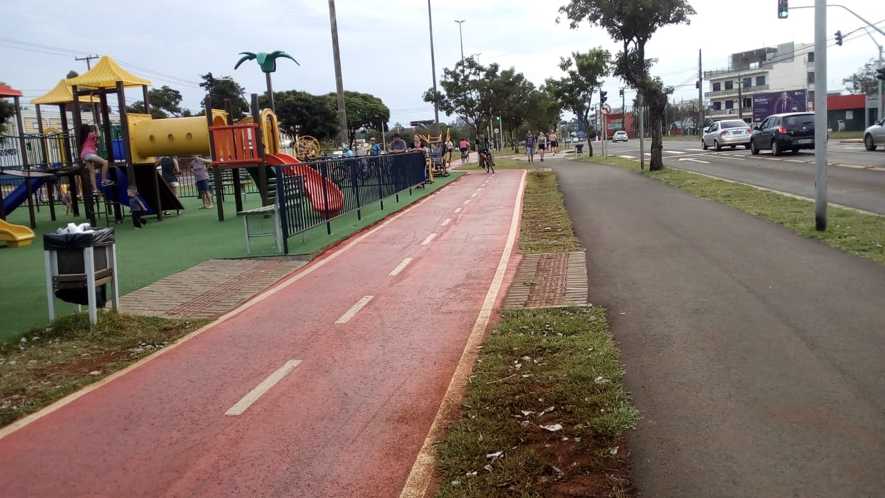 Imagem referente a Parquinho tem acesso virado para pista de ciclismo; pais têm medo que filhos possam ser atropelados por ciclistas