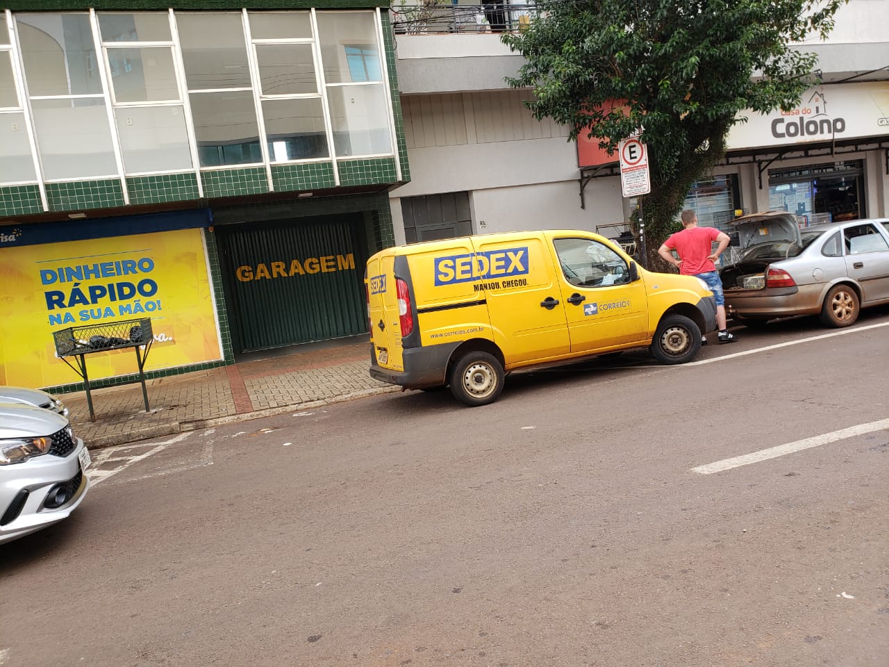 Imagem referente a Moradores reclamam de entrada de veículos obstruída na Rua Duque de Caxias