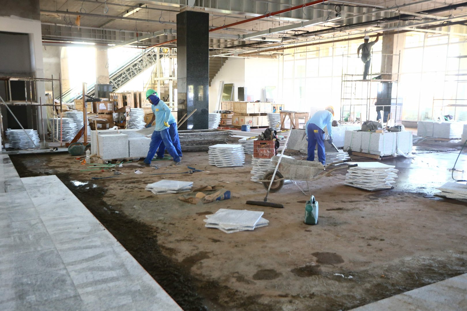 Imagem referente a Prefeito em exercício vistoria obras do novo terminal de passageiros do aeroporto municipal