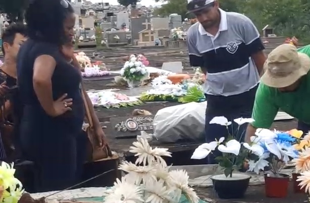 Imagem referente a Corpo de André Ferreira é sepultado no Cemitério Jardim da Saudade