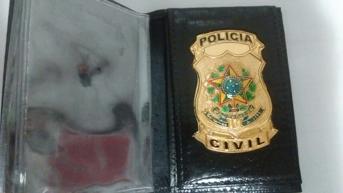 Imagem referente a Homem tenta comprar carteira de policial civil sem provar profissão e processa empresa que não vendeu