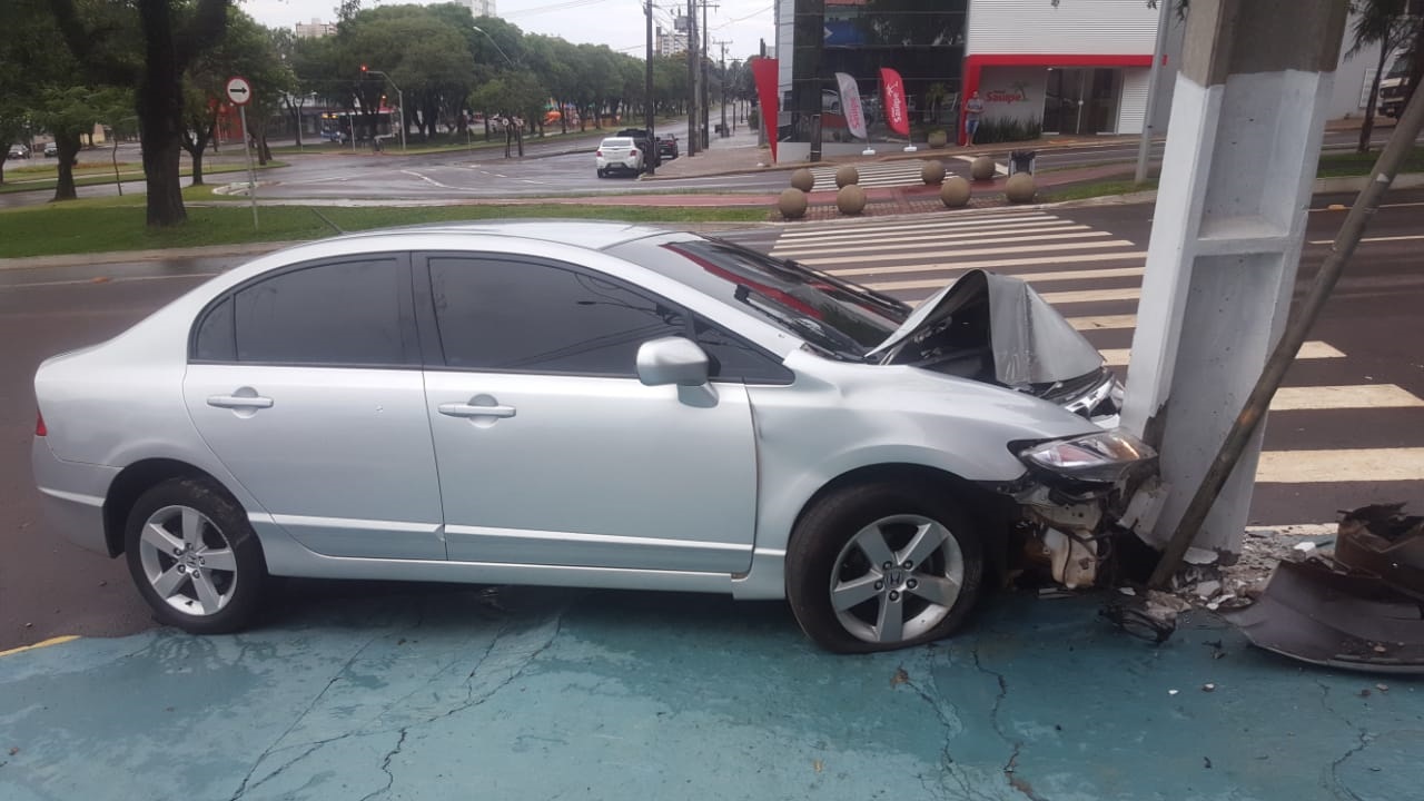 Imagem referente a Honda Civic bate em poste da Avenida Barão do Rio Branco