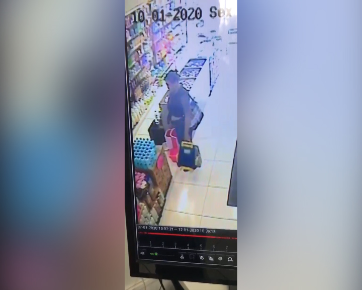 Imagem referente a Câmera mostra mulher pegando celular em loja