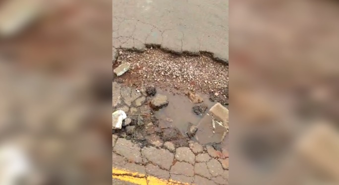 Imagem referente a Condição de asfalto na Rua Jacarezinho gera reclamação
