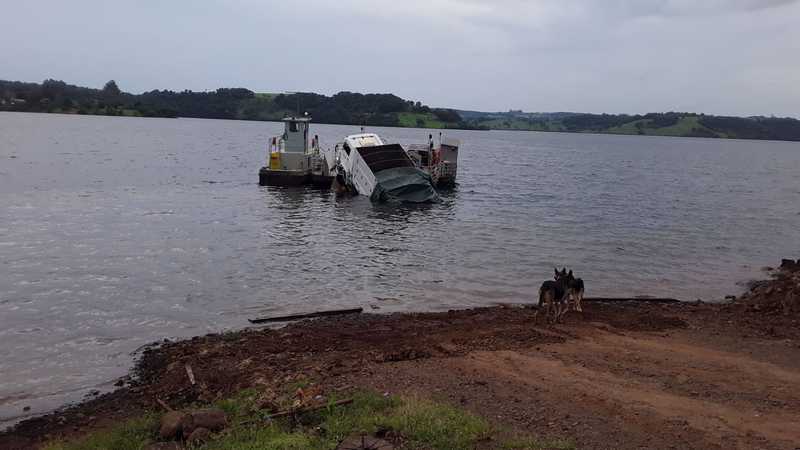 Imagem referente a Caminhão carregado de feijão cai da balsa sobre o Rio Jaracatiá, em Nova Prata do Iguaçu