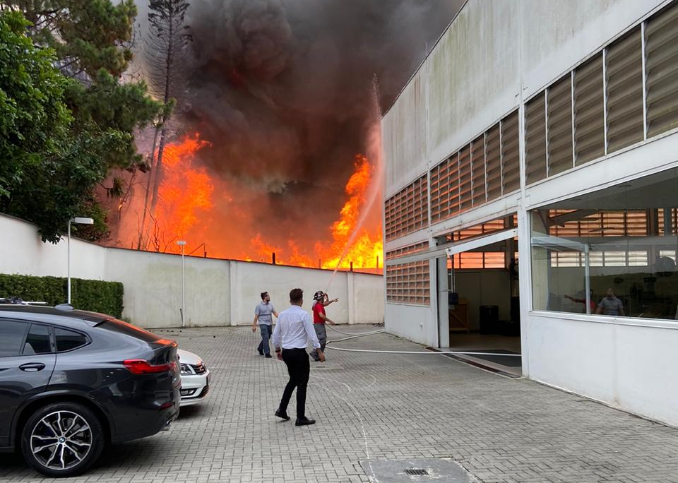Imagem referente a Fogo atinge galpão de madeira na zona Oeste de Joinville (SC)