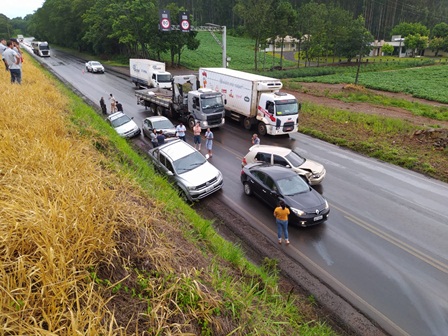 Imagem referente a Engavetamento envolve cinco veículos na PR-483, em Francisco Beltrão; um dos carros é de Cascavel