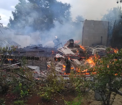 Imagem referente a Residência é destruída por incêndio na Linha Baulândia, em Renascença