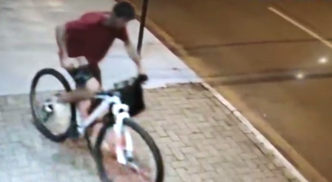 Imagem referente a Ladrão é flagrado furtando bicicleta no Centro de Cascavel