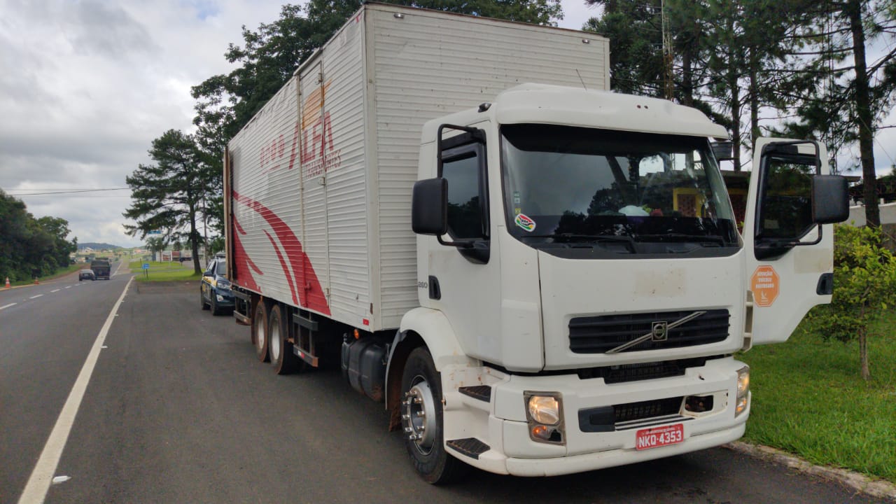 Imagem referente a PRF apreende caminhão carregado de cigarros contrabandeados em Laranjeiras do Sul