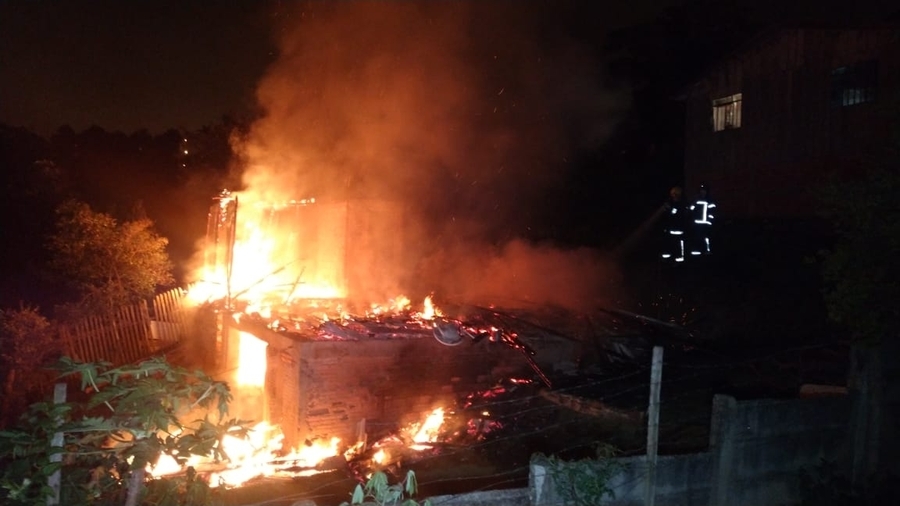 Imagem referente a Ponta Grossa: Incêndio consome residência em Uvaranas