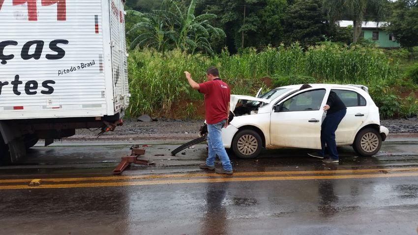 Imagem referente a Veículo Gol fica imprensado entre caminhões na BR 163 em Santa Lucia