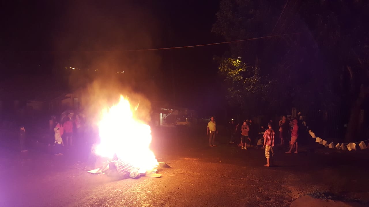 Imagem referente a Novo protesto: familiares de Maria Eduarda queimam objetos e pedem que motorista procure a Delegacia de Cascavel