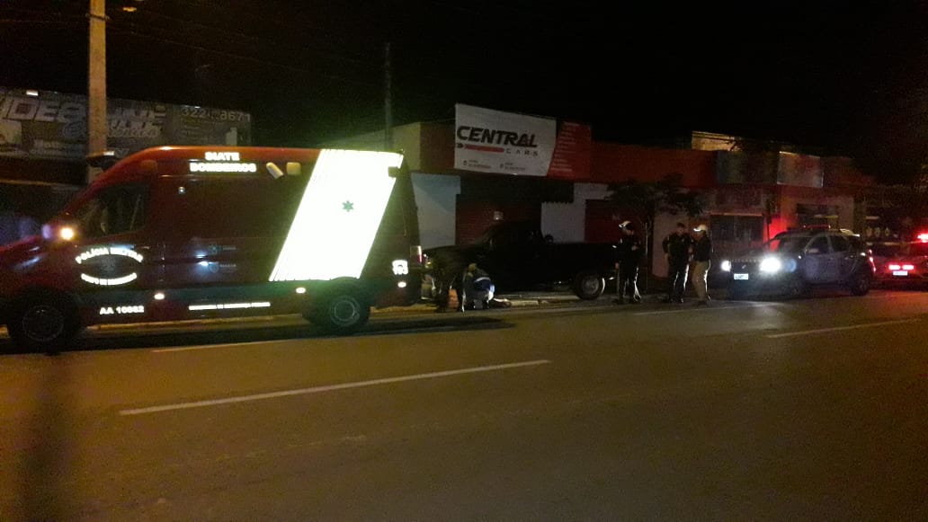 Imagem referente a Mulher perde o controle de veículo e Ford F-250 bate violentamente contra portão na Rua Barão do Cerro Azul