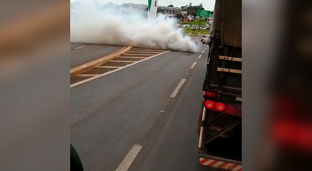 Imagem referente a Fumaça intensa saindo de veículo chama a atenção de motoristas, no Trevo Cataratas