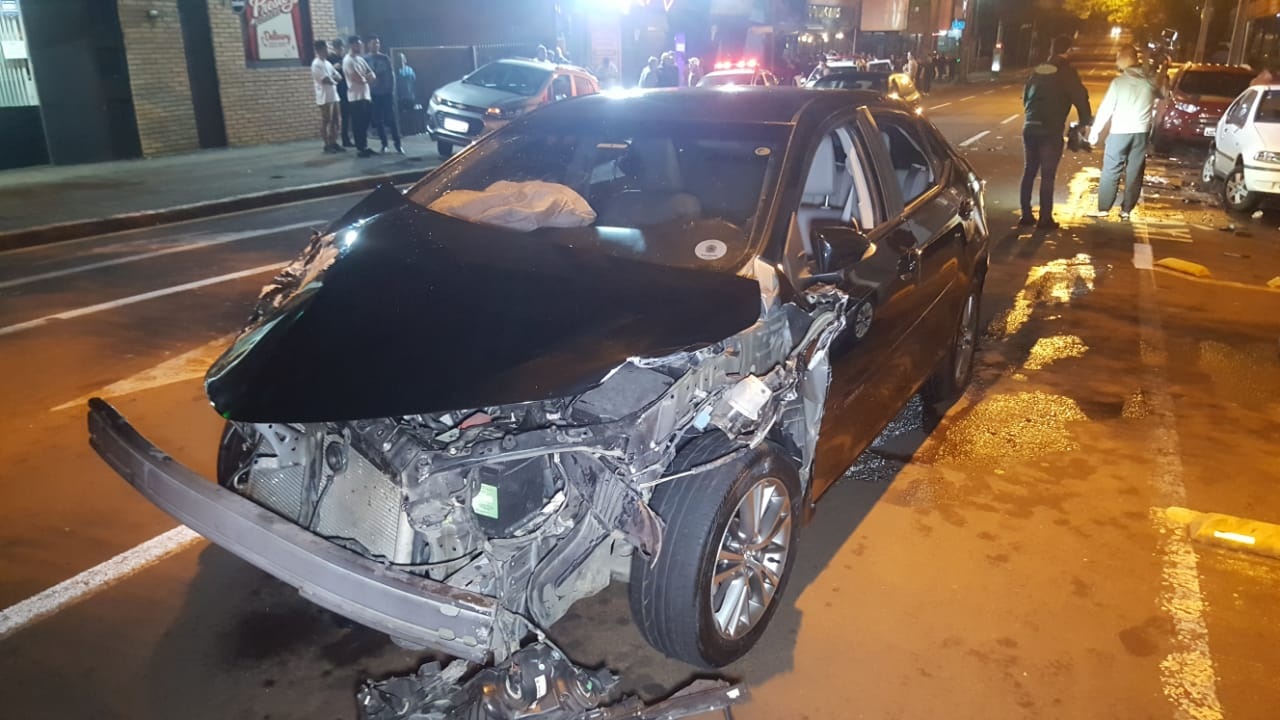 Imagem referente a Corolla em alta velocidade colide em 3 carros na Rua Paraná