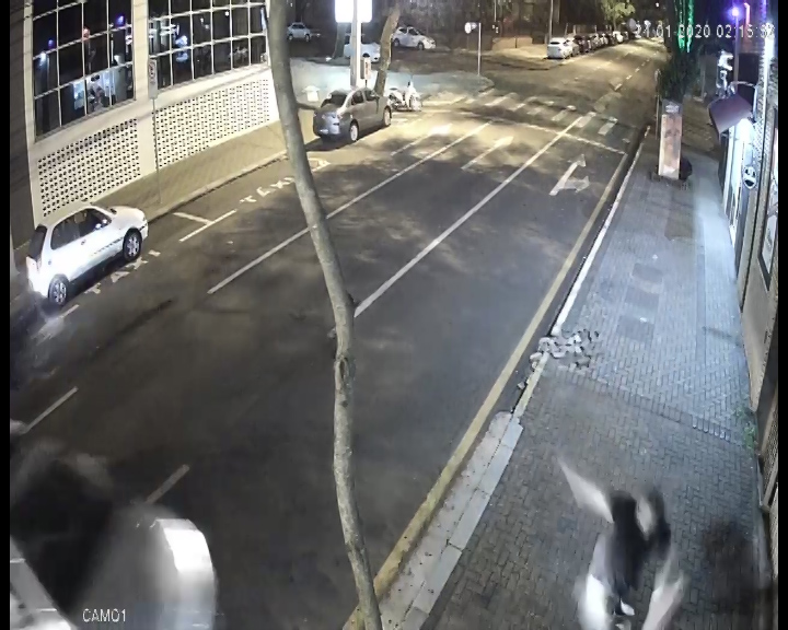 Imagem referente a Que susto! Pedestre quase é atingido por carro em acidente na Rua Paraná