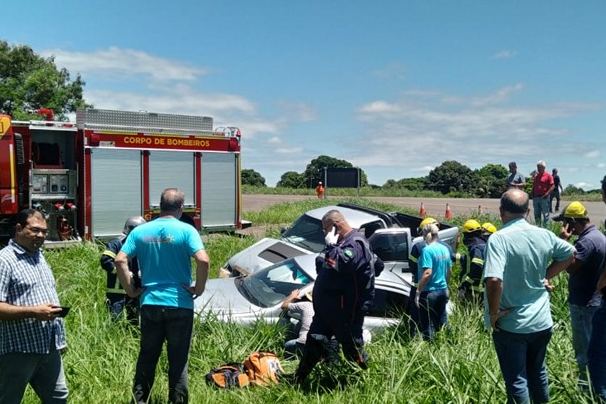Imagem referente a Motorista fica preso às ferragens em forte colisão de trânsito, em Indianópolis