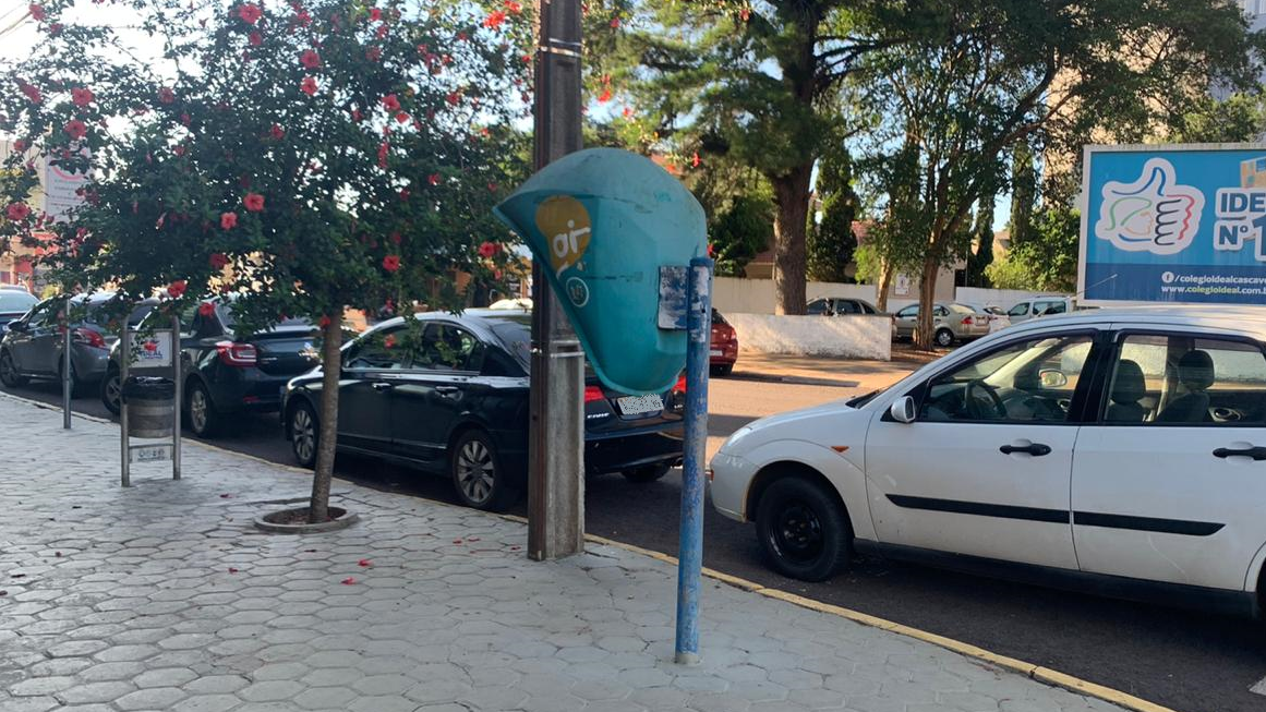 Imagem referente a ‘Que exemplo está sendo dado aos filhos?’, questiona internauta sobre carros parados irregularmente em frente a colégio