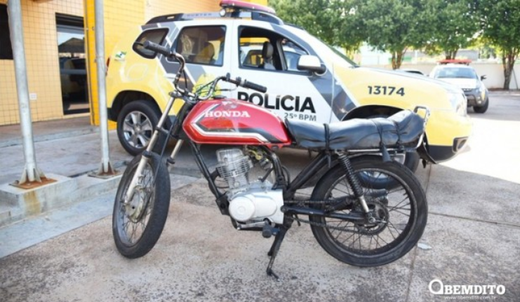 Imagem referente a PM apreende moto com débitos após condutor fazer arruaça em Umuarama