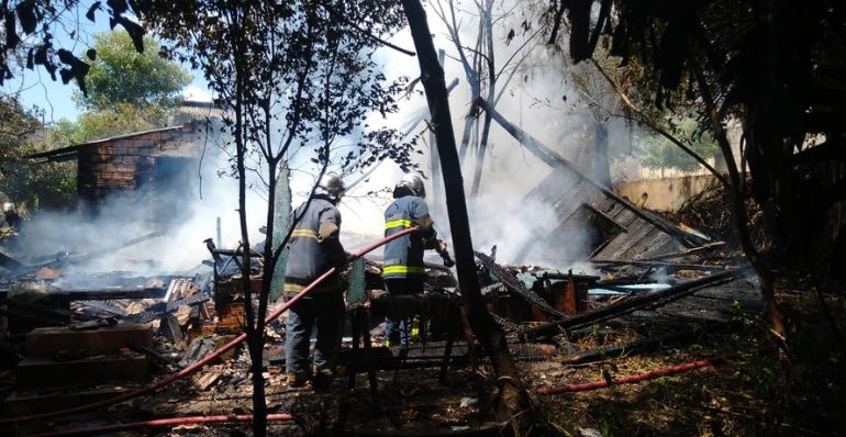 Imagem referente a Casa abandonada é destruída por incêndio em Ponta Grossa
