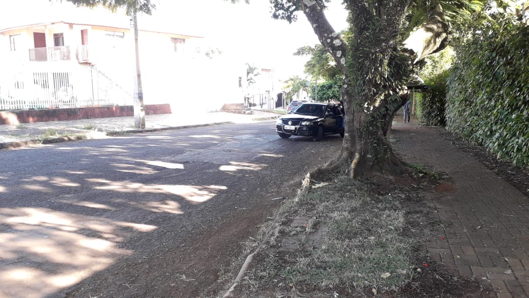 Imagem referente a Carro bate em árvore no Bairro Cancelli