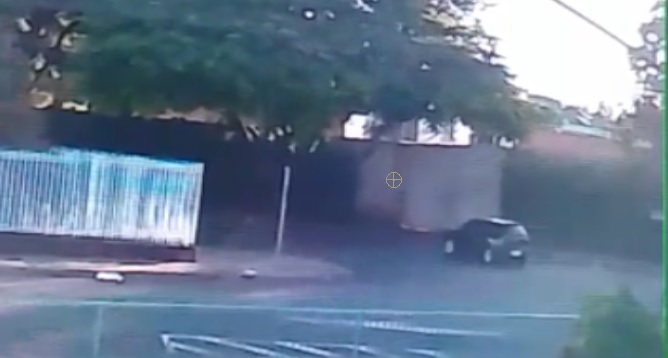 Imagem referente a Vídeo mostra carro atingido árvore no Cancelli