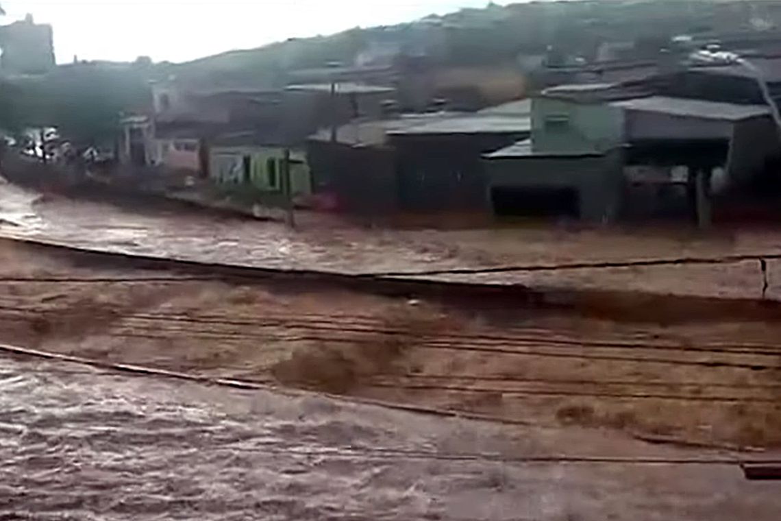 Imagem referente a Mais de 7 mil pessoas estão desalojadas em MG e ES por causa das chuvas