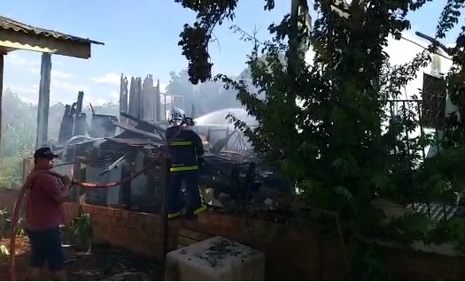 Imagem referente a Residência é destruída por incêndio em Dois Vizinhos