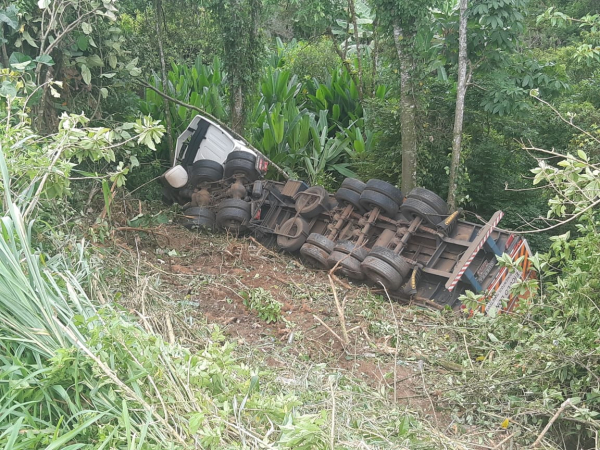 Imagem referente a Motorista perde controle e cai com bitrem em ribanceira às margens da BR-277, em Paranaguá