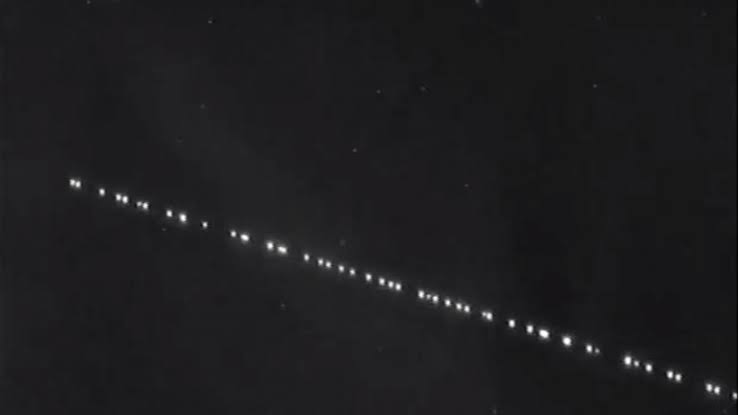 Imagem referente a Luzes no céu: engenheiro aeroespacial explica ‘constelação de satélites’ vista ontem