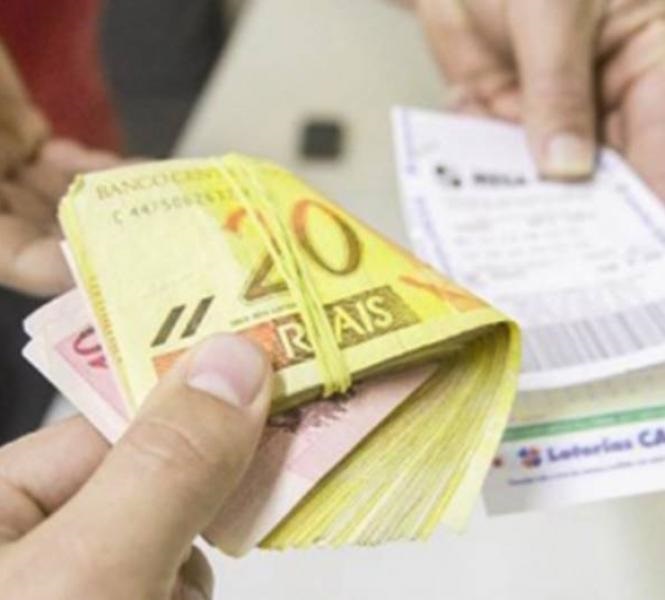 Mulher cai no golpe do bilhete premiado e perde quase R$ 2 mil