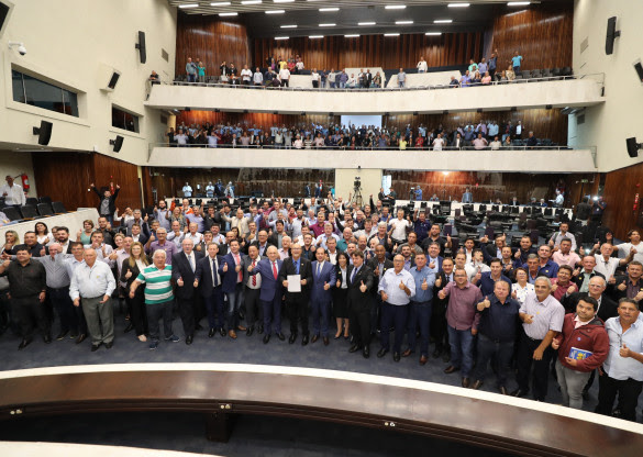 Imagem referente a Deputados e prefeitos repudiam propostas que querem acabar com mais de 100 cidades no Paraná