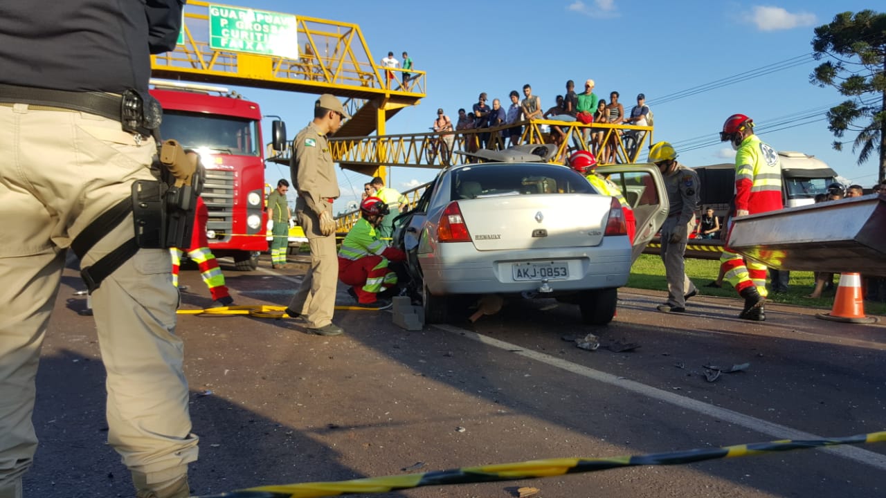 Imagem referente a Acidente com morte na BR-277: Condutor de caminhão que teria fechado motorista de Clio se apresenta à PRF