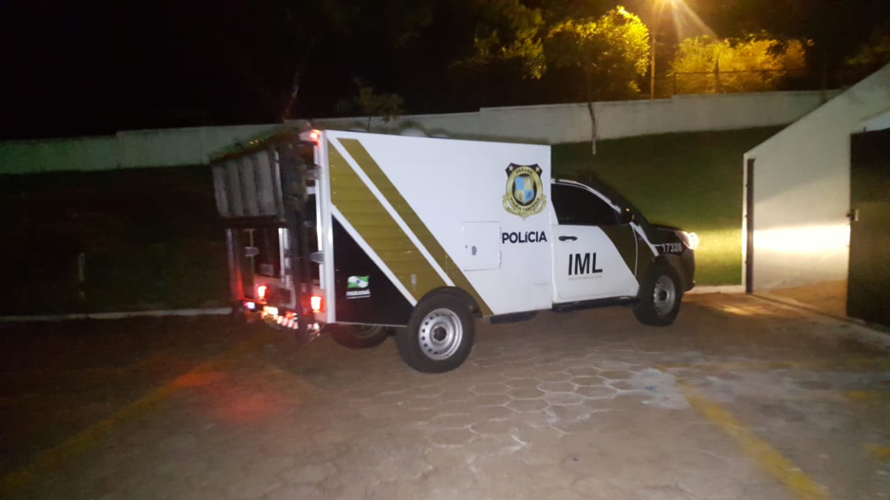 Imagem referente a Corpo de Mateus Dias da Silva, baleado com 9 tiros no Bairro Santa Cruz, dá entrada no IML