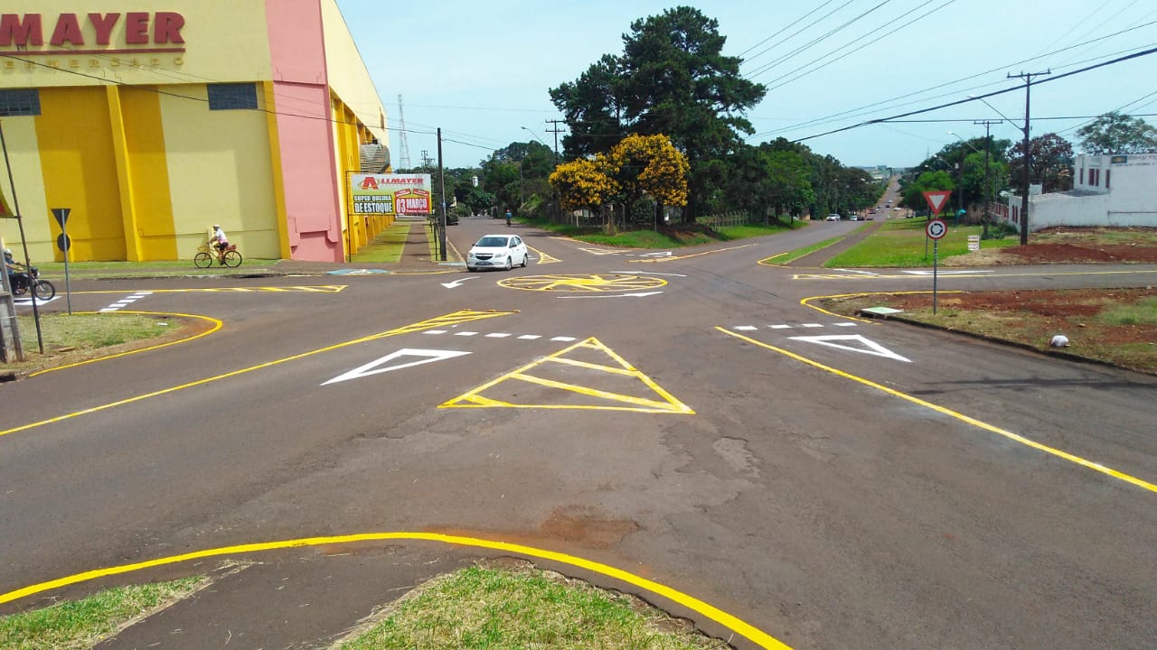 Imagem referente a Setor de sinalização de trânsito conclui revitalização da rotatória da Avenida Piquiri