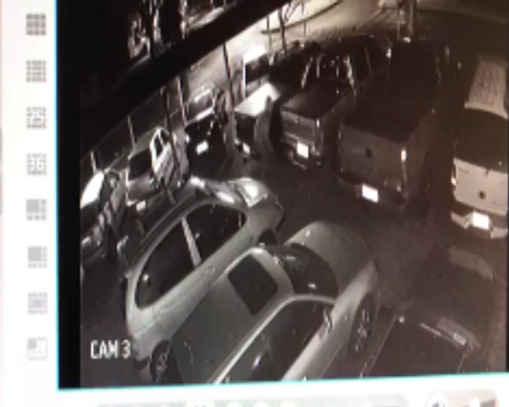 Imagem referente a Câmera registra ladrões furtando caminhonete S-10 em revenda de veículos