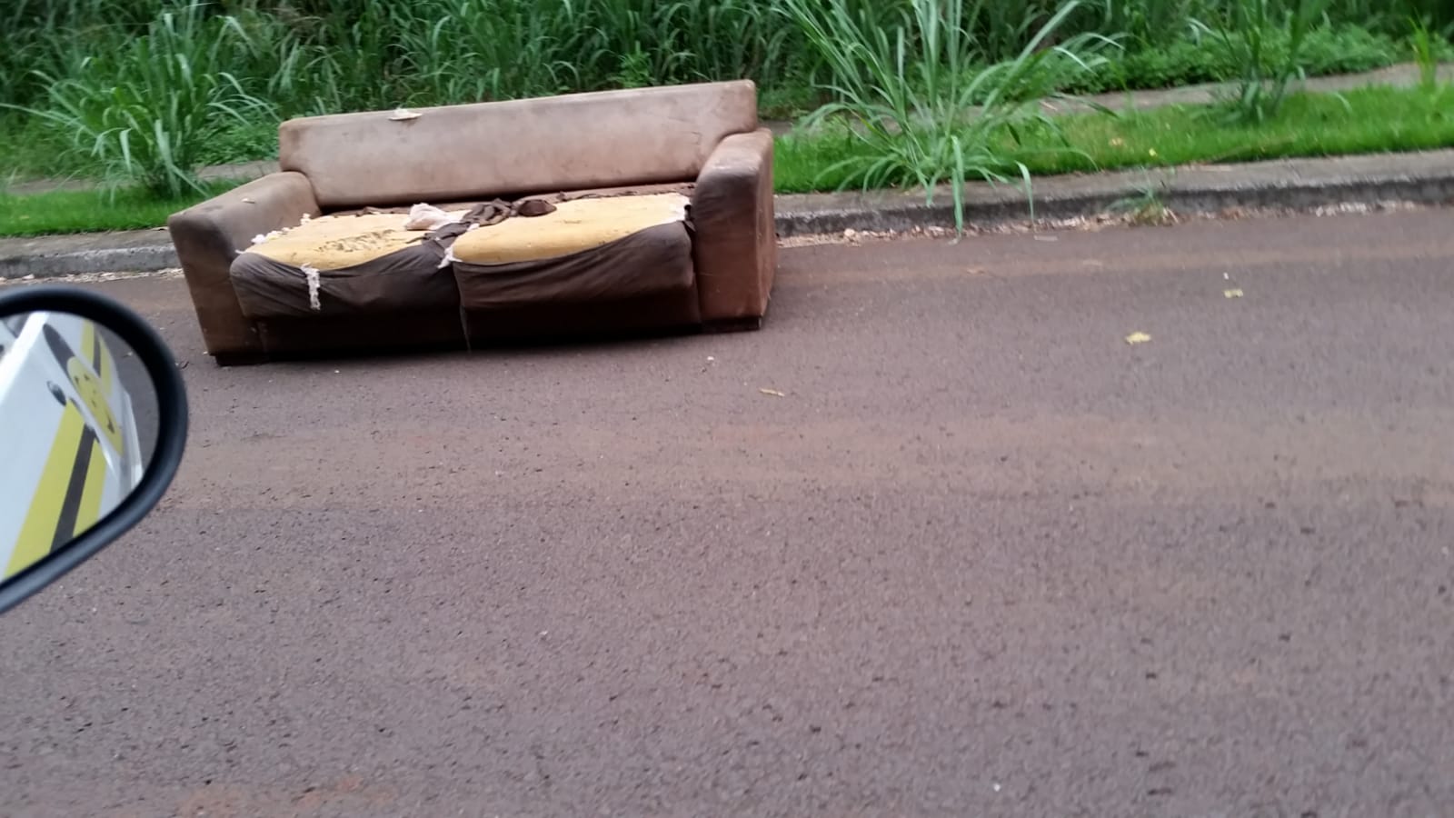 Imagem referente a Durante a madrugada, sofá é descartado em via pública, na Região do Lago