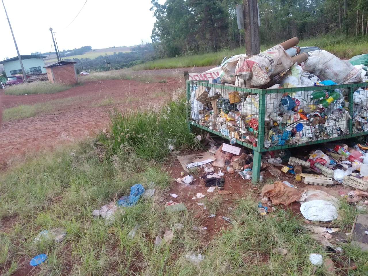 Imagem referente a Acúmulo de lixo em área rural gera questionamento