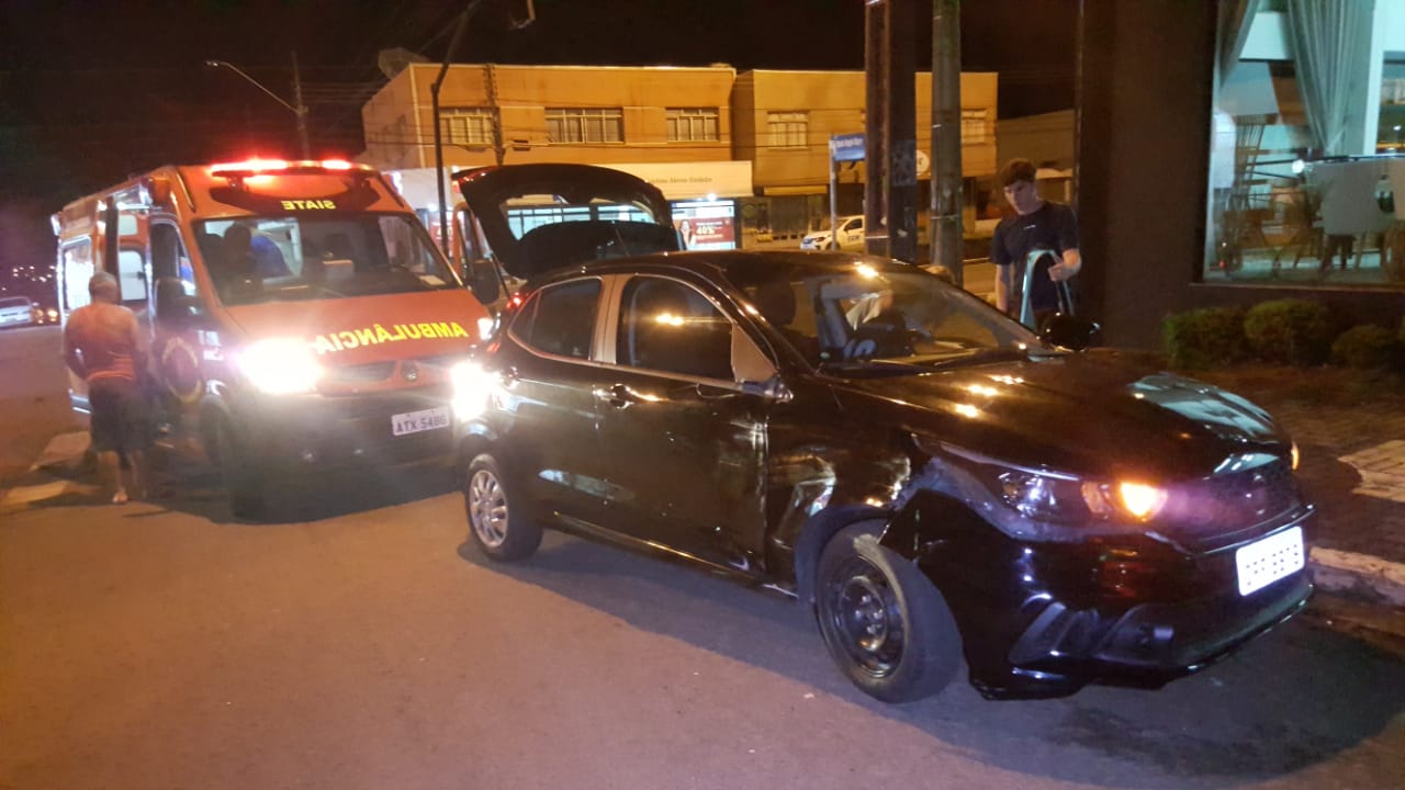 Imagem referente a Colisão entre Fiat Argo e Honda Biz deixa jovem de 22 anos ferido na Avenida Carlos Gomes